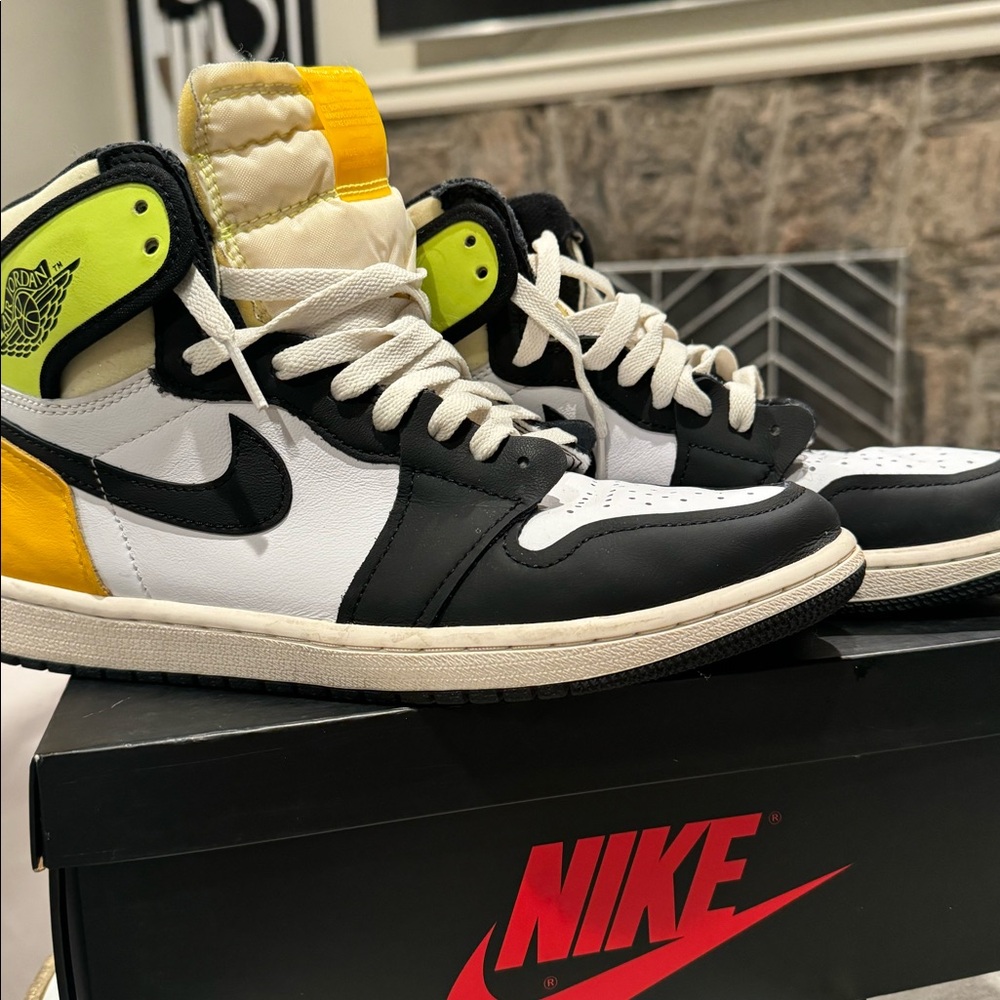 Air Jordan 1 volt